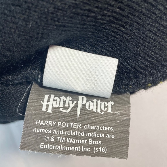 Harry Potter Hufflepuff Logo Crest Knit Cuff Pom Beanie Hat Cap Adult One size - Picture 6 of 7